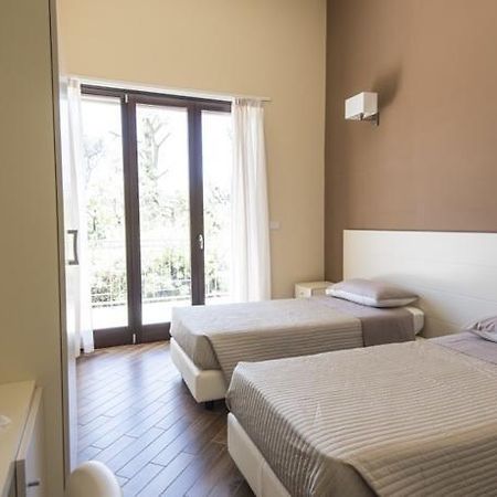 Golden House Hotel Mesagne Bagian luar foto
