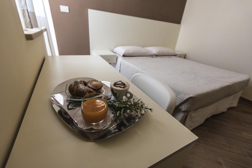 Golden House Hotel Mesagne Ruang foto