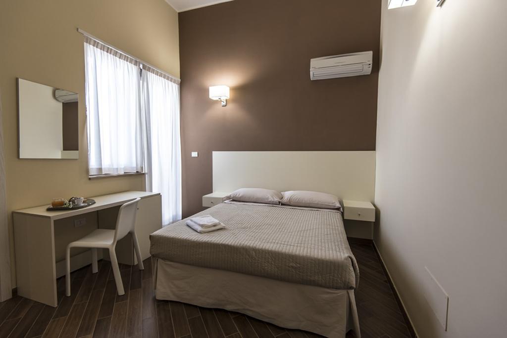 Golden House Hotel Mesagne Ruang foto